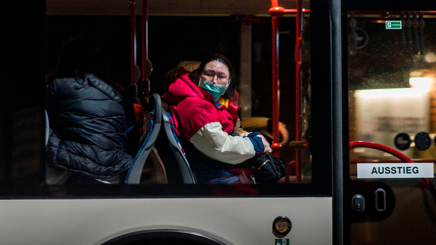 Ein Bus mit wegen des Coronavirus evakuierten Menschen kommt in der Nacht in einem Konvoi an der Kaserne Südpfalz der Bundeswehr an.