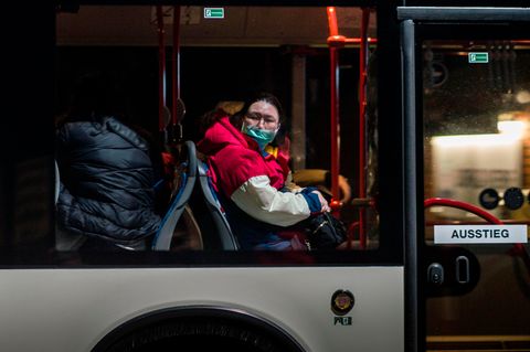 Ein Bus mit wegen des Coronavirus evakuierten Menschen kommt in der Nacht in einem Konvoi an der Kaserne Südpfalz der Bundeswehr an.