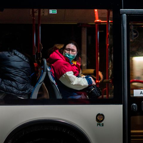 Ein Bus mit wegen des Coronavirus evakuierten Menschen kommt in der Nacht in einem Konvoi an der Kaserne Südpfalz der Bundeswehr an.