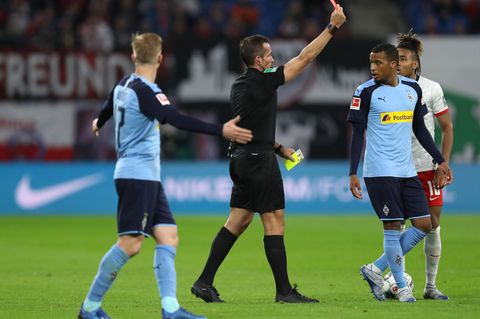 Schiedsrichter Tobias Stieler zeigt Gladbach-Stürmer Plea die Gelb-Rote Karte