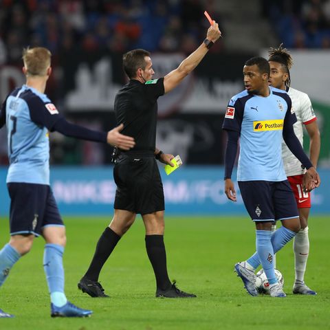 Schiedsrichter Tobias Stieler zeigt Gladbach-Stürmer Plea die Gelb-Rote Karte