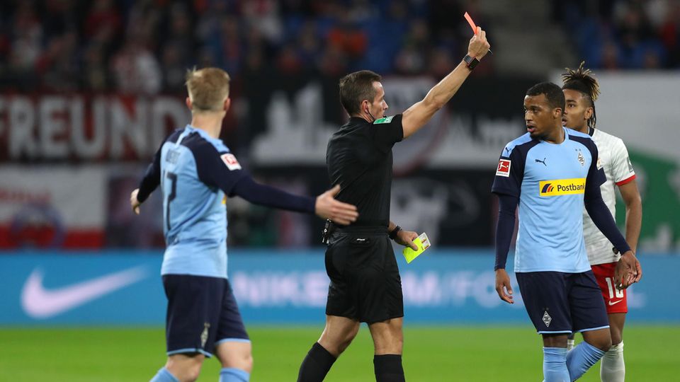 Schiedsrichter Tobias Stieler zeigt Gladbach-Stürmer Plea die Gelb-Rote Karte