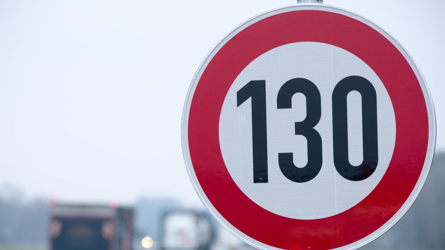 Straßenschild mit 130 Stundenkilometer