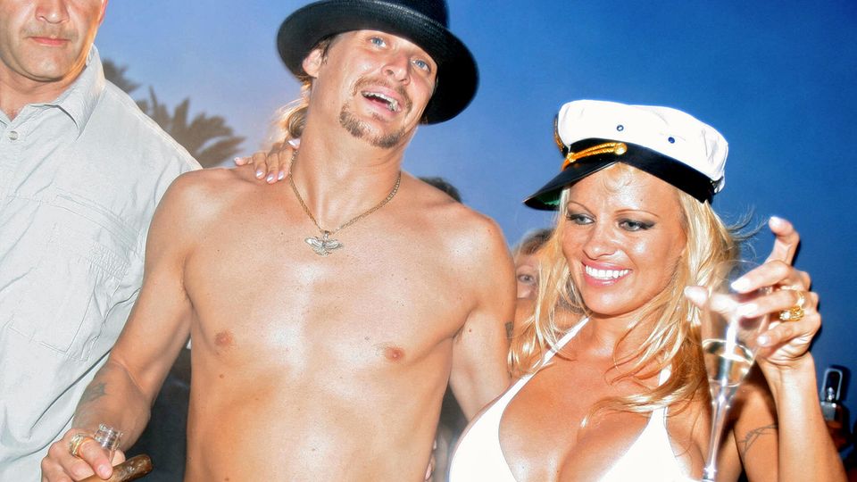 Pamela Anderson und Kid Rock feiern 2006 ihre Hochzeit in Südfrankreich.