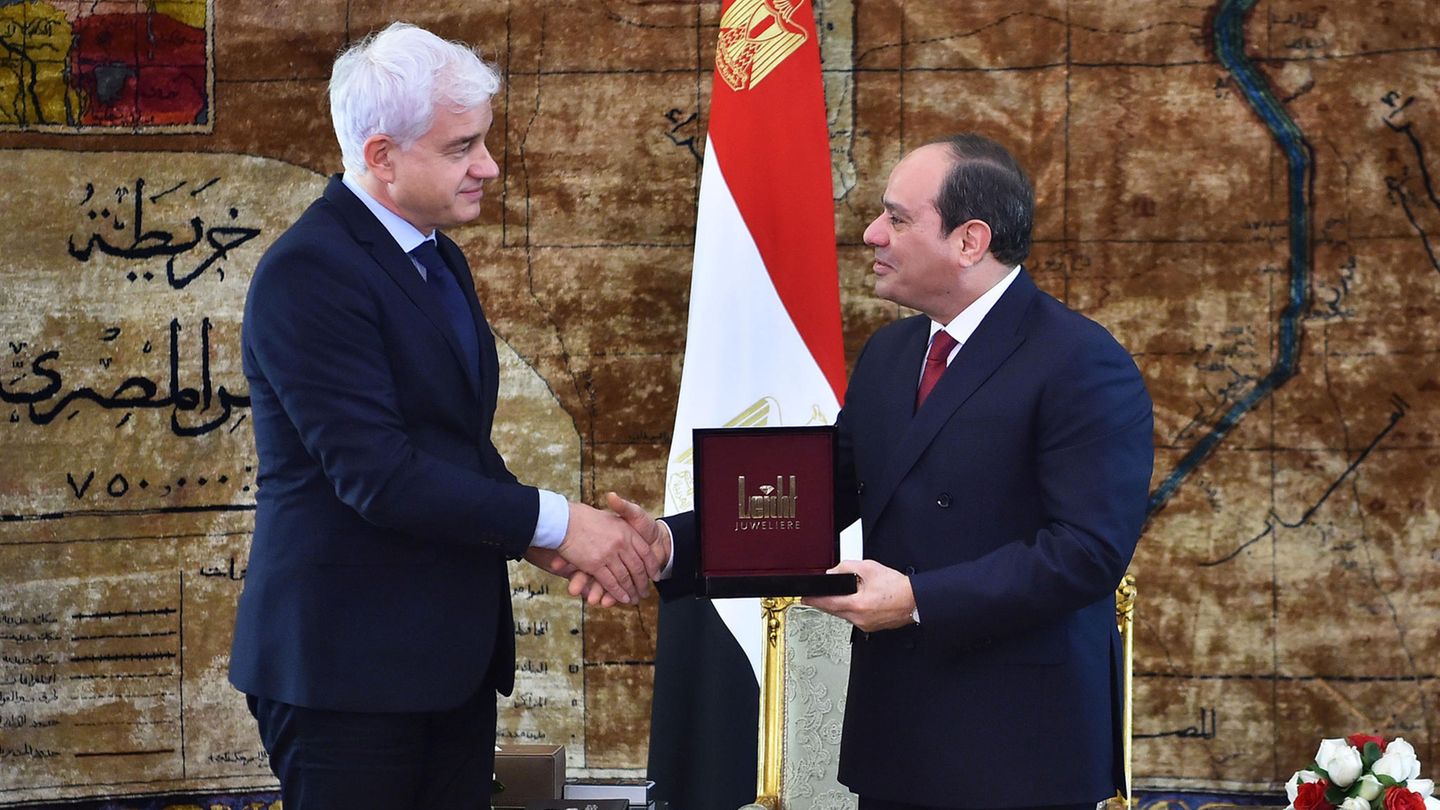  Hans-Joachim Frey, künstlerischer Leiter des Semperopernballes, und der ägyptische Präsident Abdel Fattah Al-Sisi