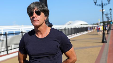 Joachim Löw 2018 am Strand von Sotschi