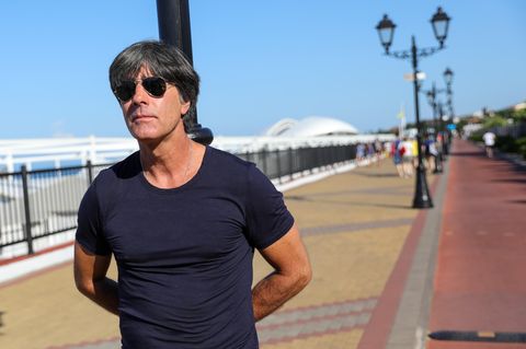 Joachim Löw 2018 am Strand von Sotschi