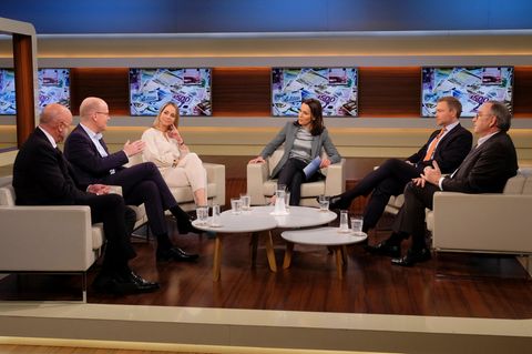 Von links: Ulrich Schneider (Hauptgeschäftsführer des Paritätischen Gesamtverbands), Ralph Brinkhaus (CDU), Anette Dowideit (Chefreporterin Investigativteam "Welt"), Anne Will (Moderatorin), Christian Lindner (FDP) und Norbert Walter-Borjans (SPD)