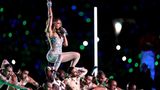 Dann kam der große Moment von Jennifer Lopez: Die Sängerin zeigte akrobatische Tanzeinlagen. Zuerst räkelte sie sich an einer Poledance-Stange, um dann zu einer menschlichen Pyramide zu werden - und das mit 50 Jahren. Wow.
