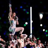 Dann kam der große Moment von Jennifer Lopez: Die Sängerin zeigte akrobatische Tanzeinlagen. Zuerst räkelte sie sich an einer Poledance-Stange, um dann zu einer menschlichen Pyramide zu werden - und das mit 50 Jahren. Wow.