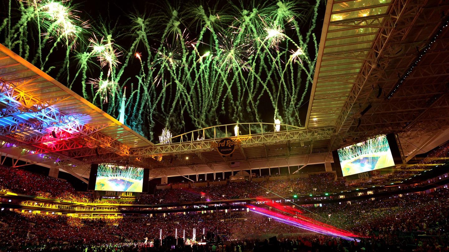 Das Hard Rock Stadion in Miami verwandelte sich zur Halbzeitshow in eine Konzertarena - Feuerwerk inklusive. Nach der 15-minütigen Pause durfte dann wieder Football gespielt werden.