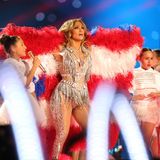 Lopez mit politischer Botschaft: Die Sängerin trat mit einer Plüschfahne auf, die auf der einen Seite die Flagge der USA und auf der anderen von Puerto Rico zeigte. Lopez' Eltern stammen aus Puerto Rico. 