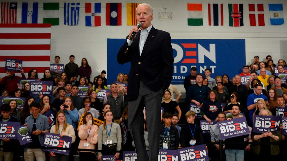 Start der Vorwahl: Joe Biden führt in vielen Umfragen, doch angesichts hölzerner Auftritte fragt man sich, warum eigentlich Joe Biden führt in vielen Umfragen, doch angesichts hölzerner Auftritte fragt man sich, warum eigentlich