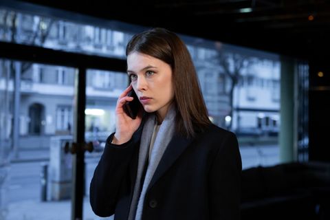 Bänkerin Jana Liekam telefoniert in der ZDF-Serie "Bad Banks"