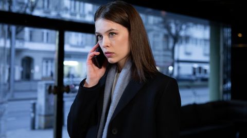 Bänkerin Jana Liekam telefoniert in der ZDF-Serie "Bad Banks"