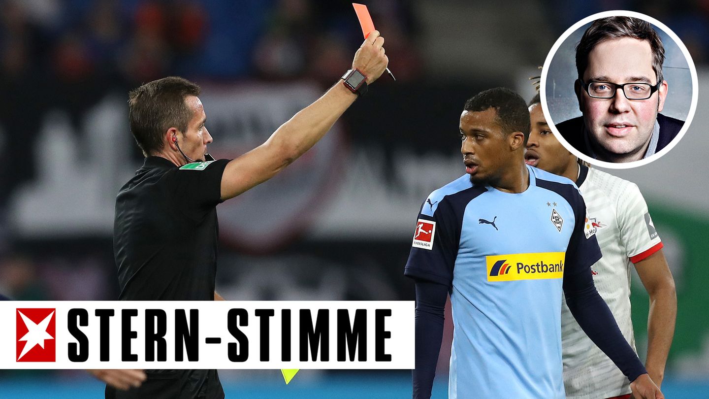 Alassane Pléa von Borussia Mönchengladbach sieht die rote Karte