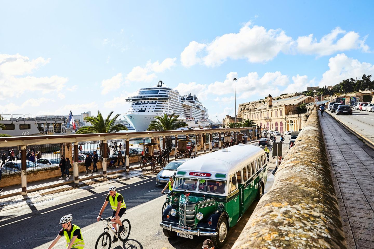 Die MSC Grandiosa im Hafen von Valletta