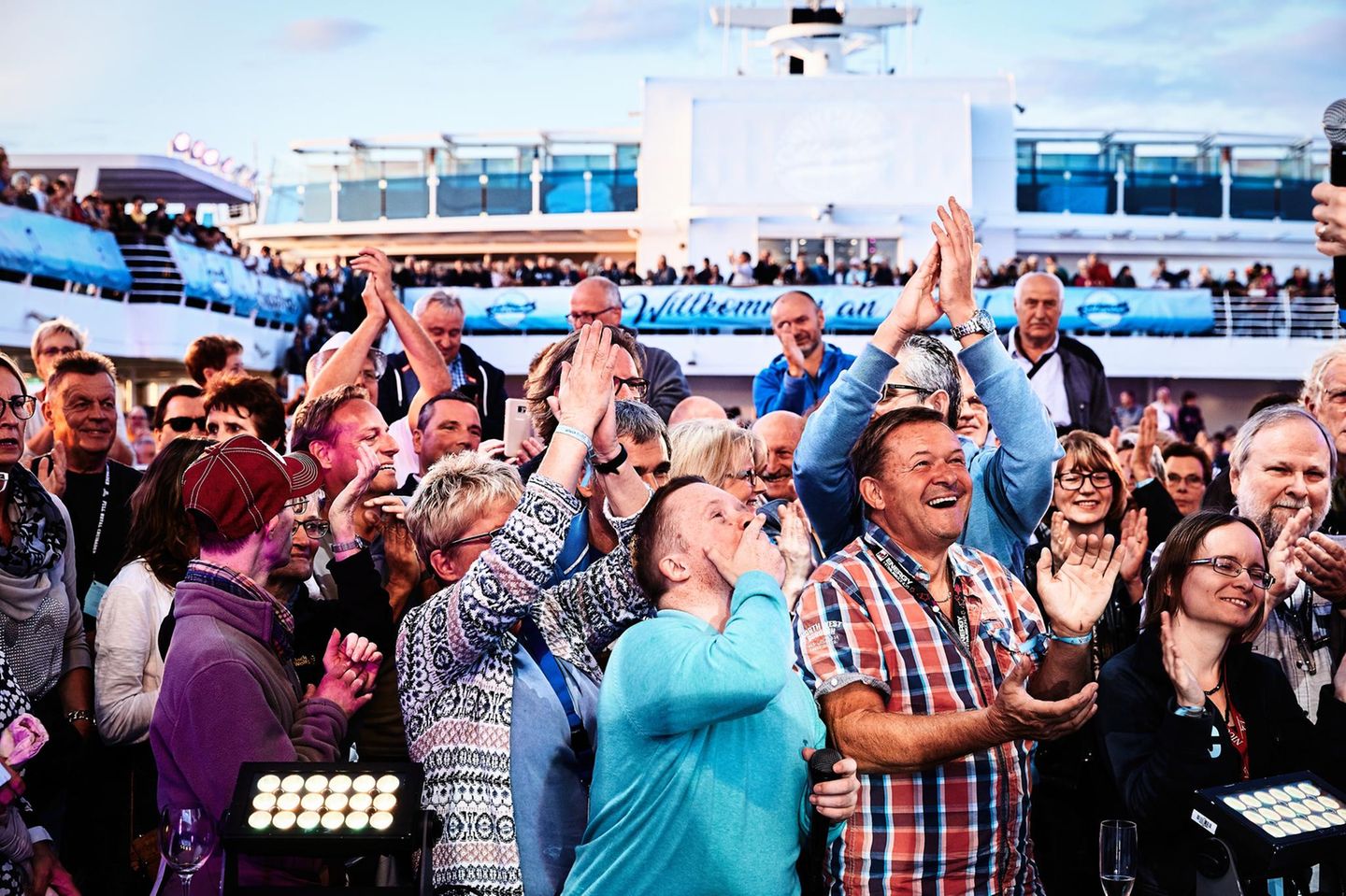 Fans auf dem Pooldeck beim Konzert von Schlagersängerin Nicole