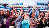 Fans auf dem Pooldeck beim Konzert von Schlagersängerin Nicole