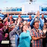 Fans auf dem Pooldeck beim Konzert von Schlagersängerin Nicole