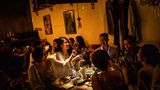 Studenten feiern in der Battbong Bar in der Altstadt von Phnom Penh.