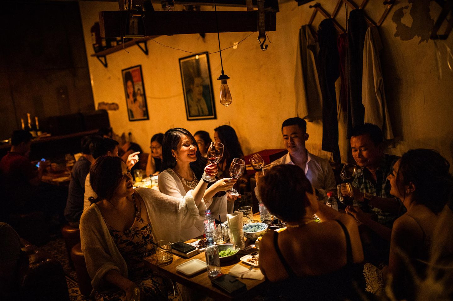 Studenten feiern in der Battbong Bar in der Altstadt von Phnom Penh. Studenten feiern in der Battbong Bar in der Altstadt von Phnom Penh.