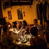 Studenten feiern in der Battbong Bar in der Altstadt von Phnom Penh.