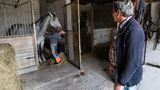 09.	Hans-Dieter Beil und seine Familie im Pferdestall seines Hofes in Jahrsdorf