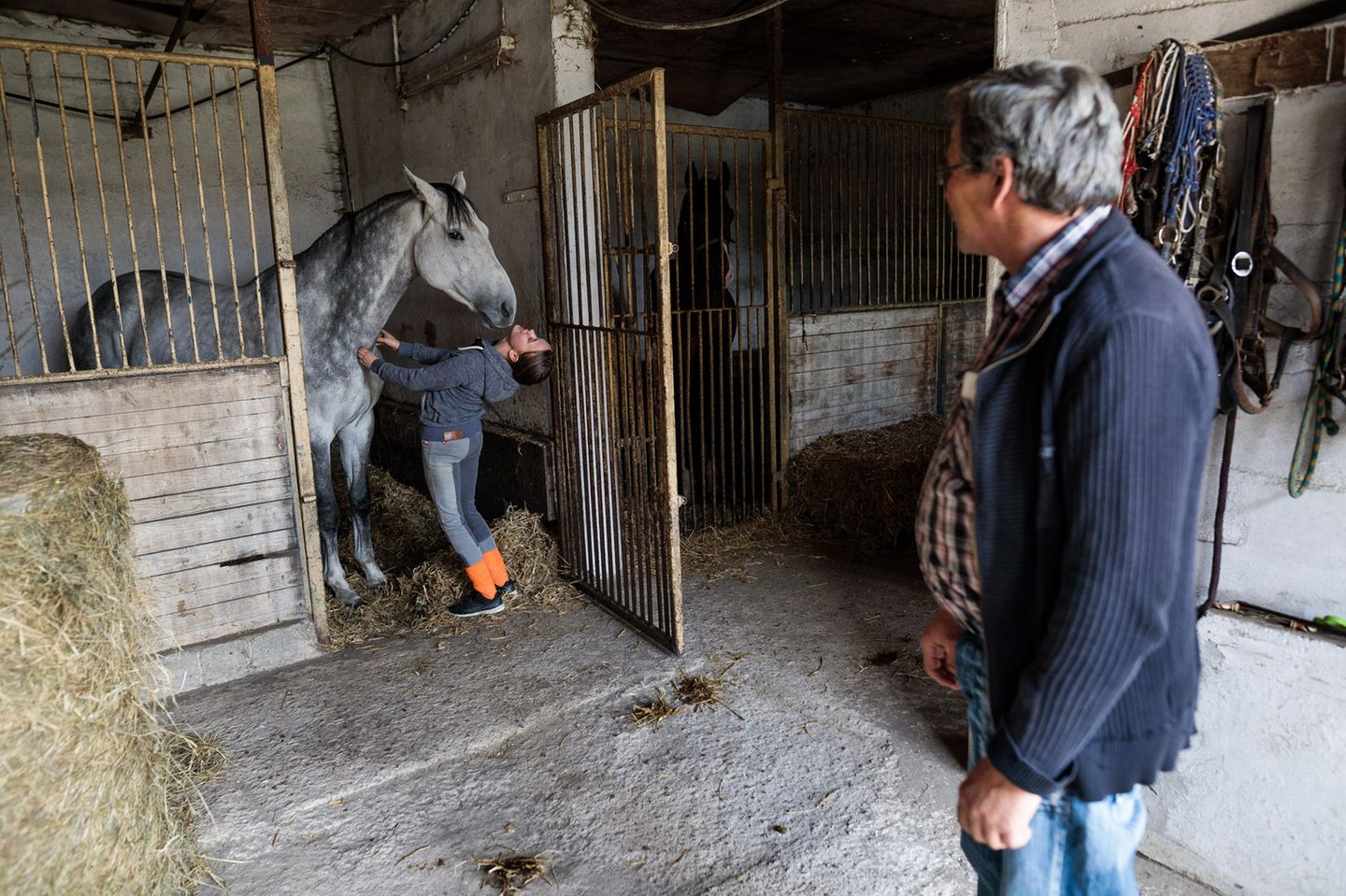 09.	Hans-Dieter Beil und seine Familie im Pferdestall seines Hofes in Jahrsdorf