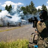 Polizeibeamte üben das gegenseitige Sichern und Vorrücken.