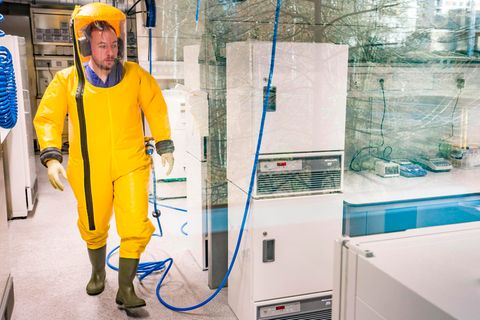 Ein Mitarbeiter des Instituts für Virologie der Philipps-Universität Marburg im Hochsicherheitsbereich der Uni