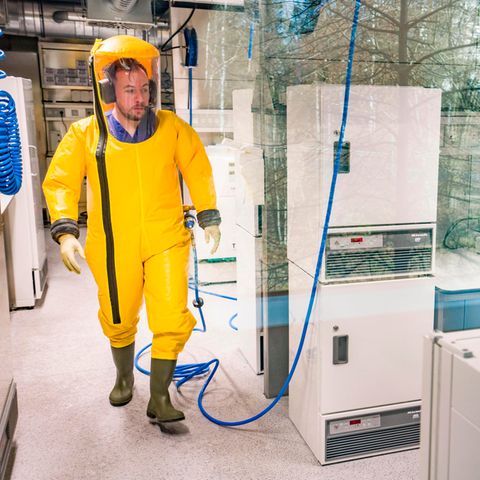 Ein Mitarbeiter des Instituts für Virologie der Philipps-Universität Marburg im Hochsicherheitsbereich der Uni