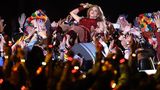 Die Hand an Shakira: Das Publikum an der Bühne durfte anfassen. Die Shakira-Träger waren allerdings zuvor bereitgestellte Tänzer.