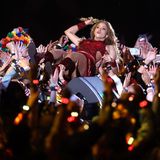 Die Hand an Shakira: Das Publikum an der Bühne durfte anfassen. Die Shakira-Träger waren allerdings zuvor bereitgestellte Tänzer.