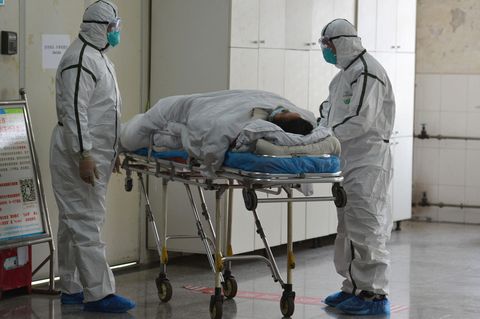 Internationaler Gesundheitsnotstand der Weltgesundheitsorganisation (WHO): ein Coronaviruspatient wird verlegt