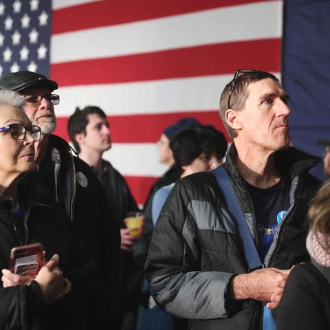Anhänger des demokratischen Bewerbers Bernie Sanders in Iowa warten auf Ergebnisse der Vorwahl