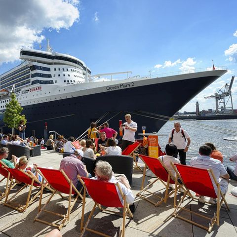 Die "Queen Mary 2" im Hamburger Hafen
