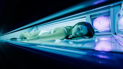 Eine Frau liegt in einem Solarium und setzt sich dadurch, laut Deutscher Krebshilfe, großer Gefahr aus