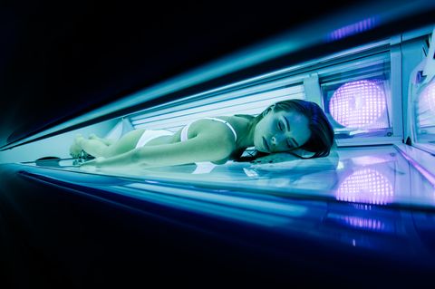 Eine Frau liegt in einem Solarium und setzt sich dadurch, laut Deutscher Krebshilfe, großer Gefahr aus