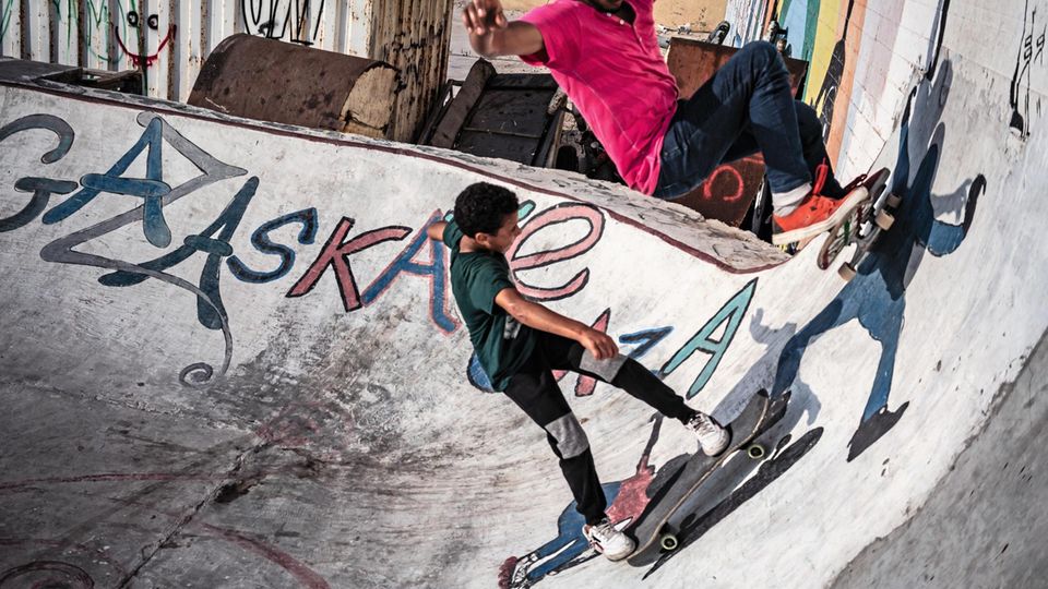 Zwei Jungs skaten in der Halfpipe am Hafen von Gaza-Stadt