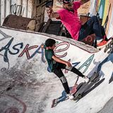 Zwei Jungs skaten in der Halfpipe am Hafen von Gaza-Stadt