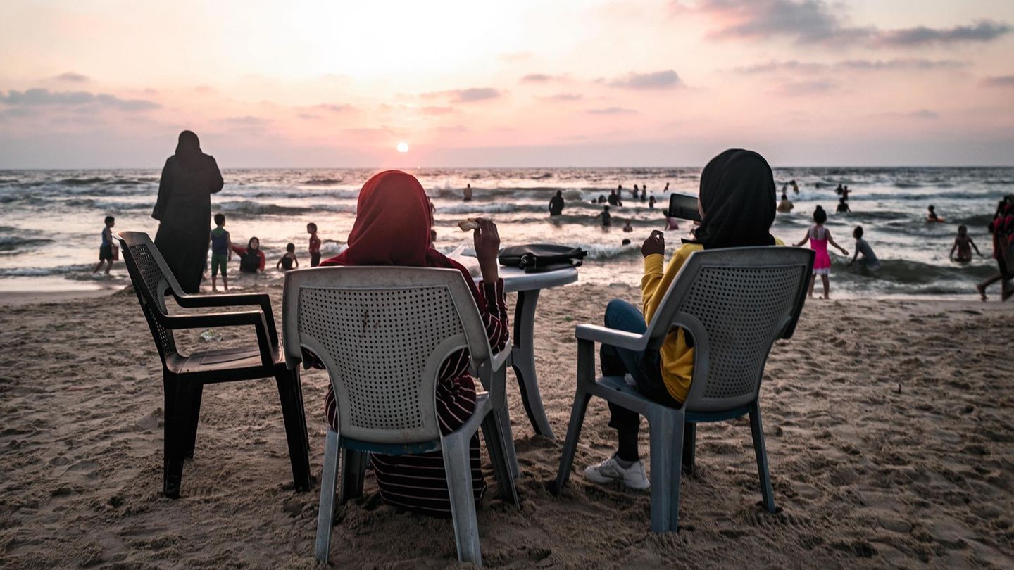 Abends strömen die Menschen in Gaza zum Strand
