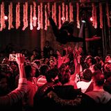 Auf einer Hochzeitsfeier fliegt einer der Skateboarder durch die Luft