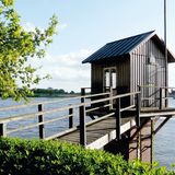 Deutschland: Zollenspieker Fährhaus, Hamburg  Das kleinste Restaurant der Welt steht in der Elbe. Erbaut wurde der idyllisch gelegene Turm ursprünglich als Pegelhäuschen. Heute ist es der ideale Ort für ein Tête-à-Tête ohne störende weitere Gäste. Verliebte Paare lauschen dem leisen Plätschern des Flusses, blicken sich tief in die Augen und genießen dabei ein exklusives Vier-Gänge-Überraschungsmenü. Es sollen hier schon Heiratsanträge gemacht worden sein. Wer könnte da Nein sagen.