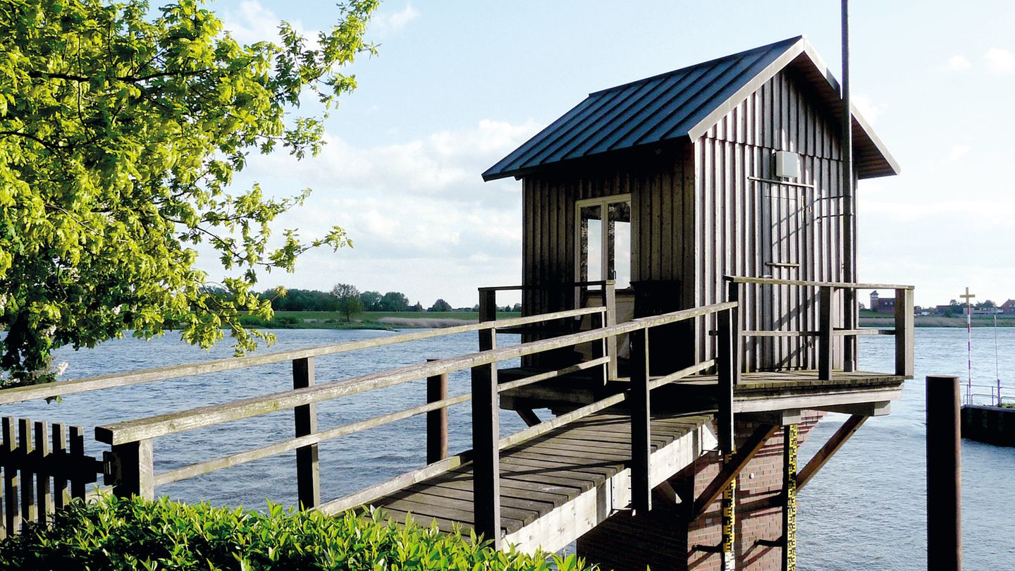 Zu Tisch!: Deutschland: Zollenspieker Fährhaus, Hamburg Das kleinste Restaurant der Welt steht in der Elbe. Erbaut wurde der idyllisch gelegene Turm ursprünglich als Pegelhäuschen. Heute ist es der ideale Ort für ein Tête-à-Tête ohne störende weitere Gäste. Verliebte Paare lauschen dem leisen Plätschern des Flusses, blicken sich tief in die Augen und genießen dabei ein exklusives Vier-Gänge-Überraschungsmenü. Es sollen hier schon Heiratsanträge gemacht worden sein. Wer könnte da Nein sagen. Deutschland: Zollenspieker Fährhaus, Hamburg Das kleinste Restaurant der Welt steht in der Elbe. Erbaut wurde der idyllisch gelegene Turm ursprünglich als Pegelhäuschen. Heute ist es der ideale Ort für ein Tête-à-Tête ohne störende weitere Gäste. Verliebte Paare lauschen dem leisen Plätschern des Flusses, blicken sich tief in die Augen und genießen dabei ein exklusives Vier-Gänge-Überraschungsmenü. Es sollen hier schon Heiratsanträge gemacht worden sein. Wer könnte da Nein sagen.