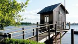 Deutschland: Zollenspieker Fährhaus, Hamburg  Das kleinste Restaurant der Welt steht in der Elbe. Erbaut wurde der idyllisch gelegene Turm ursprünglich als Pegelhäuschen. Heute ist es der ideale Ort für ein Tête-à-Tête ohne störende weitere Gäste. Verliebte Paare lauschen dem leisen Plätschern des Flusses, blicken sich tief in die Augen und genießen dabei ein exklusives Vier-Gänge-Überraschungsmenü. Es sollen hier schon Heiratsanträge gemacht worden sein. Wer könnte da Nein sagen.