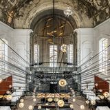 Belgien: The Jane, Antwerpen  Früher versammelten sich hier Angehörige des Militärs zur Andacht, heute huldigt man dem Gott der Genüsse. Jahrelang war die Antwerpener Militärkrankenhauskapelle verwaist. Dann verwandelten sie Künstler und Kunsthandwerker in ein aufsehenerregendes Design- Schmuckstück. Die Küche ist für alle sichtbar in einem Glaskubus im ehemaligen Altarraum untergebracht. Hier zaubert der mit zwei Michelin-Sternen ausgezeichnete niederländische Starkoch Sergio Herman seine Kreationen.