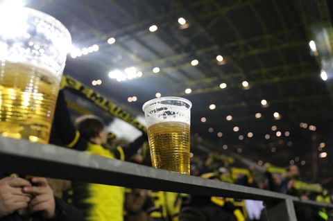 Zwei halbvolle Becher Bier stehen auf einem Geländer im Signal-Iduna-Park von Dortmund