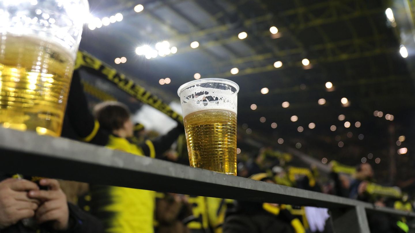 Zwei halbvolle Becher Bier stehen auf einem Geländer im Signal-Iduna-Park von Dortmund