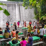 Philippinen: Labassin Waterfall Restaurant  Die Füße im fließenden Wasser, das Rauschen des Wasserfalls in den Ohren und die erfrischende Gischt in der Luft: In diesem Wasserfall-Restaurant auf den Philippinen setzt man sich am besten in der Badehose an den Tisch, um das traditionelle einheimische Mittagsbuffet zu genießen. Wer weitere Erfrischung sucht, kann nach dem Essen auch ganz ins Wasser eintauchen.